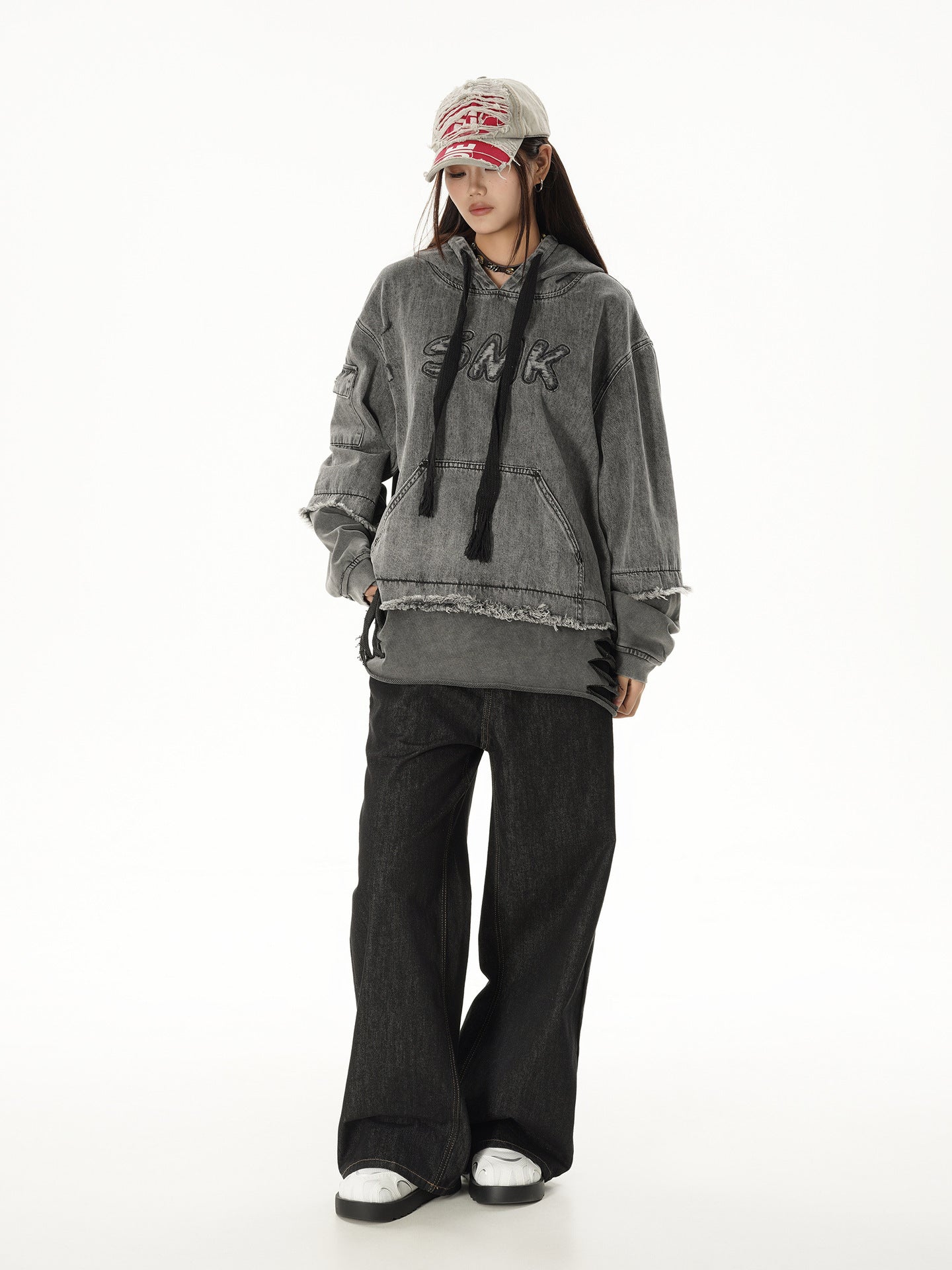 Sweat à capuche en denim délavé et déchiré – Broderie SMK, ourlet brut et détails usés