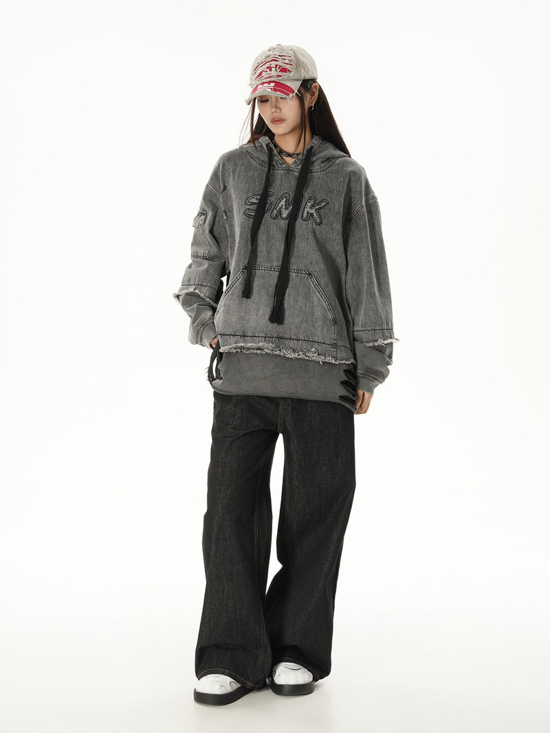 Sweat à capuche en denim délavé et déchiré – Broderie SMK, ourlet brut et détails usés