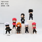 The Jujutsu Kaisen Q Edition Spell Return 7-Piece Set features chibi-style PVC figures arranged on a white surface, with two elevated on cylindrical platforms. Each 11 cm figure stands out with varied hair colors and unique outfits, with text in another language in the upper left corner.