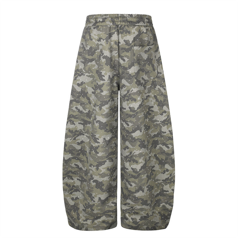 Herren-Jogginghose mit weitem Bein im Camouflage-Look und Strass-Details