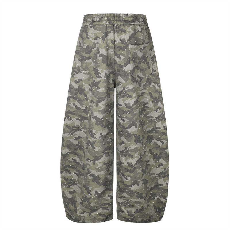 Herren-Jogginghose mit weitem Bein im Camouflage-Look und Strass-Details