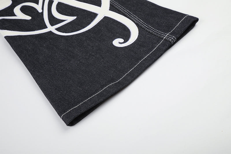 Jean baggy à jambes larges avec broderies et patch en cuir motif notes de musique — Denim noir brut