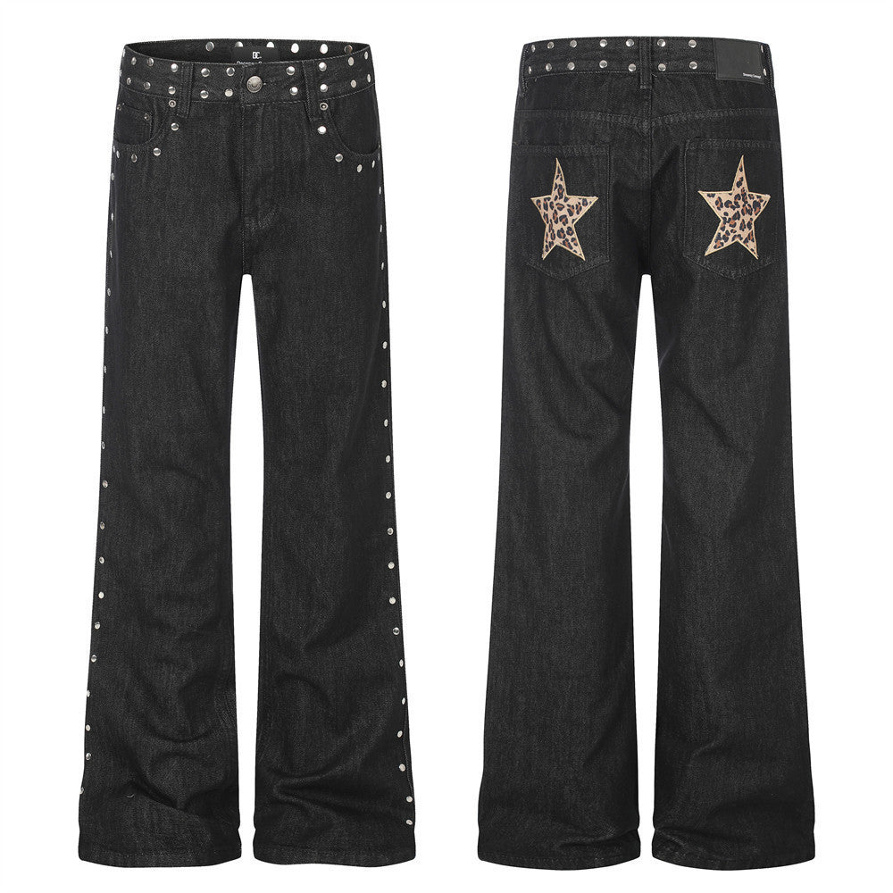 Jean homme noir bootcut, avec coutures latérales ornées de rivets argentés et empiècements étoiles léopard sur les poches arrière