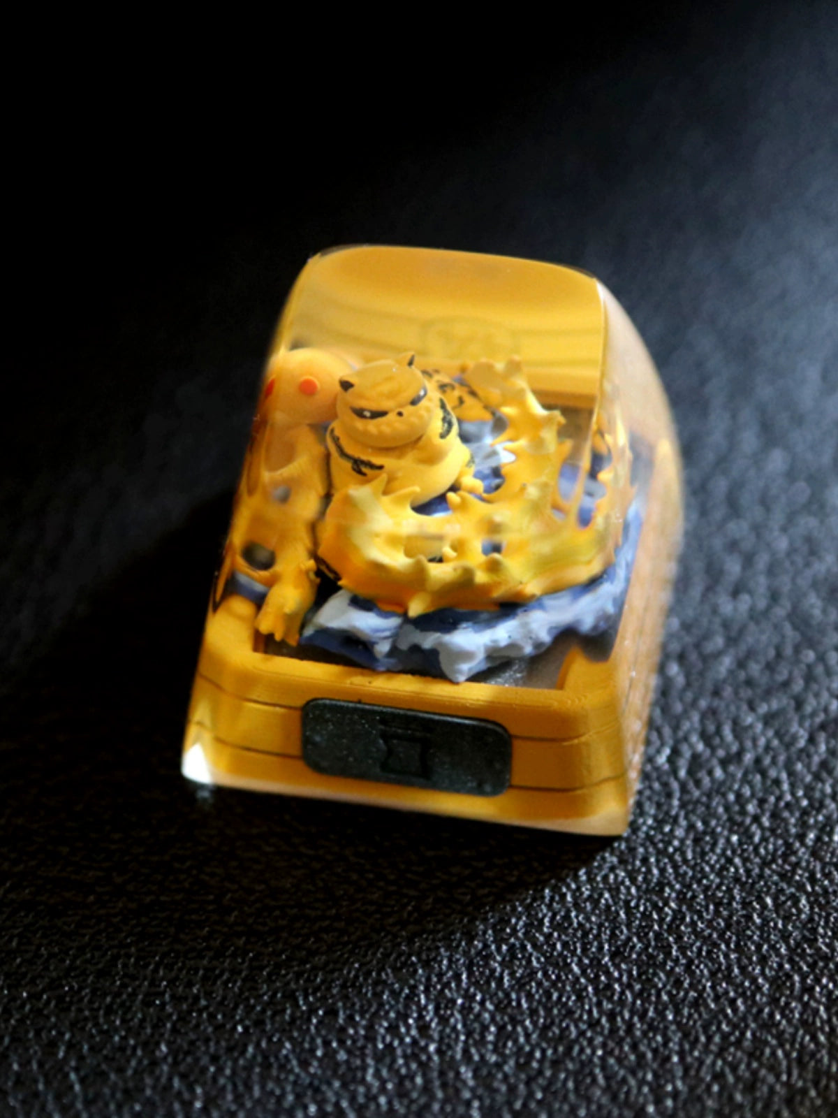 This Tailed Beasts Naruto keycap features a dragon-like creature in flames, set on a sleek black base with a transparent top. Part of the Bijuu collection, it’s perfect for fans of Naruto and mechanical keyboards.