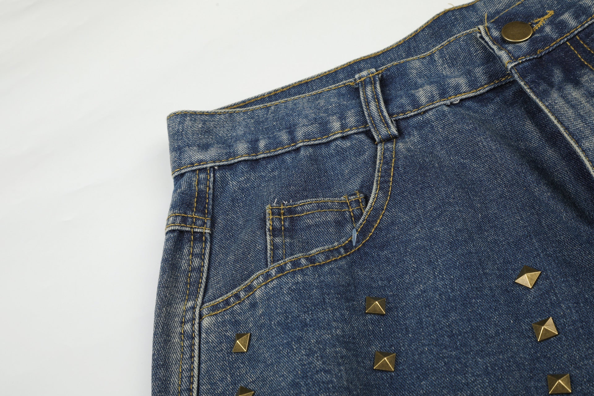 Baggy-Jeans mit weitem Bein, Pelzbesatz am Saum und goldfarbenen Nieten