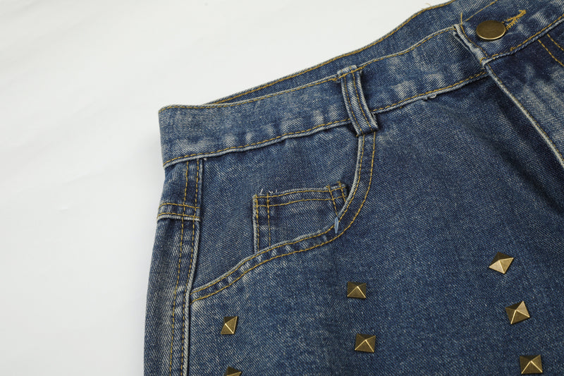 Baggy-Jeans mit weitem Bein, Pelzbesatz am Saum und goldfarbenen Nieten