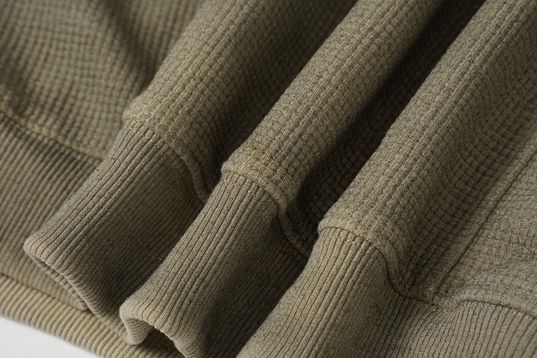 Oversized-Waffelstrick-Hoodie mit dekonstruierter Utility-Reißverschlusstaschen-Optik & Veloursleder