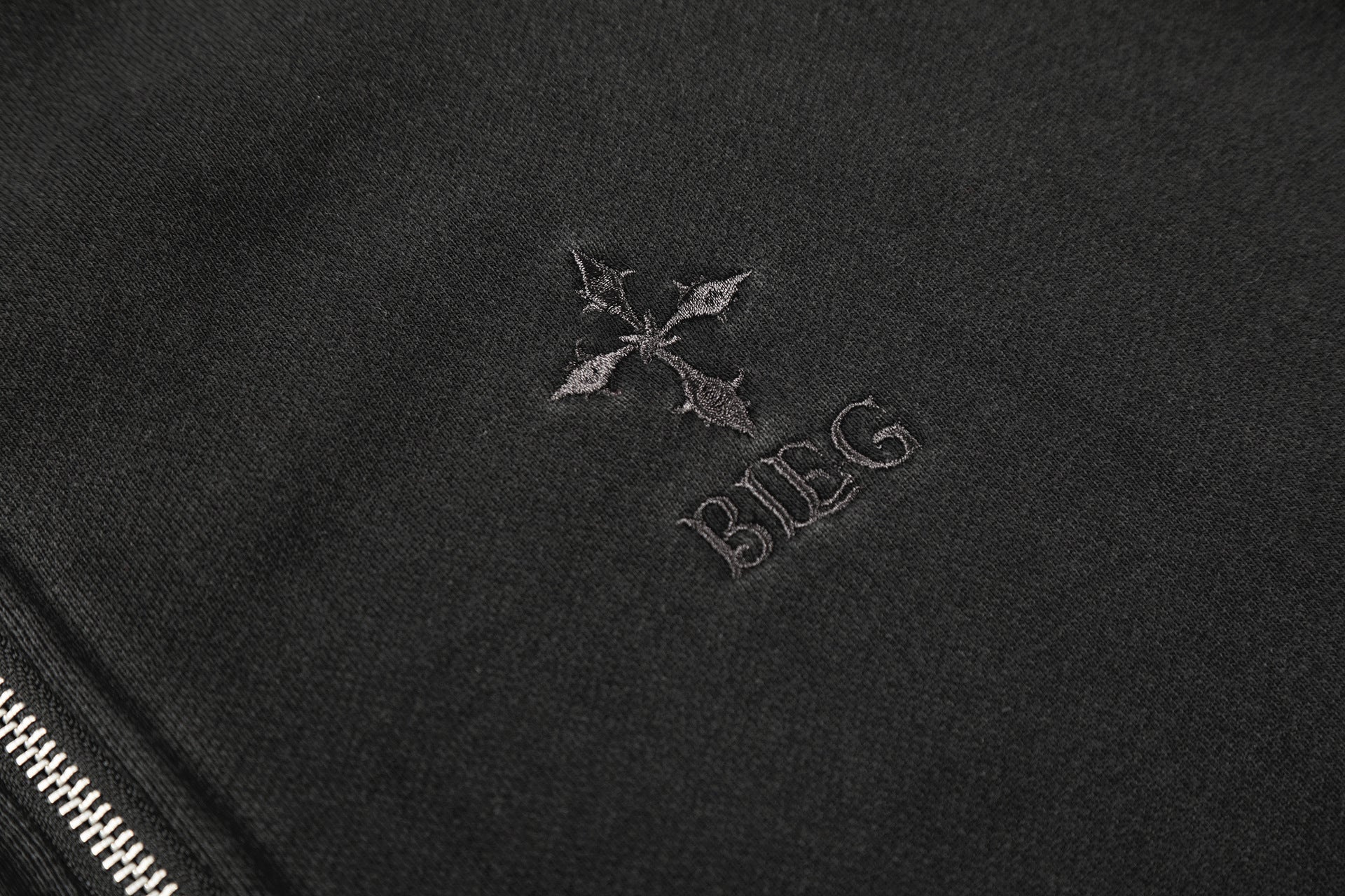 Hoodie noir zippé avec pointes métalliques et fini délavé — Streetwear heavy metal