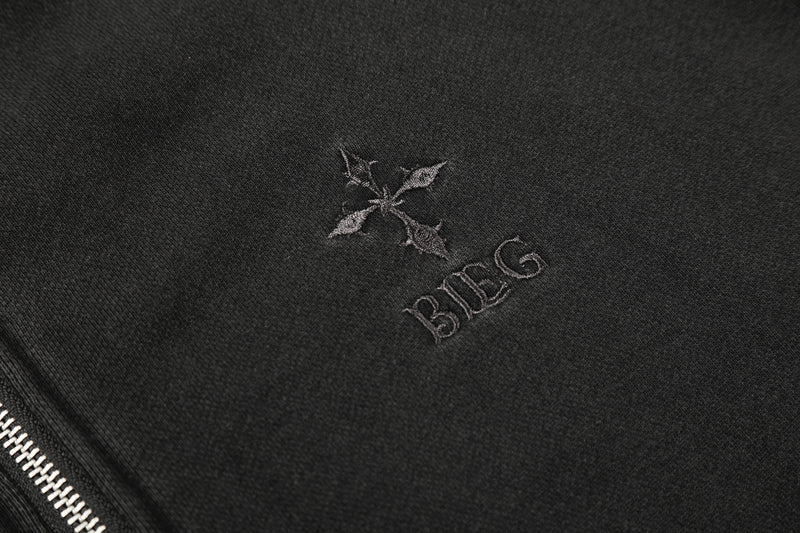 Hoodie noir zippé avec pointes métalliques et fini délavé — Streetwear heavy metal