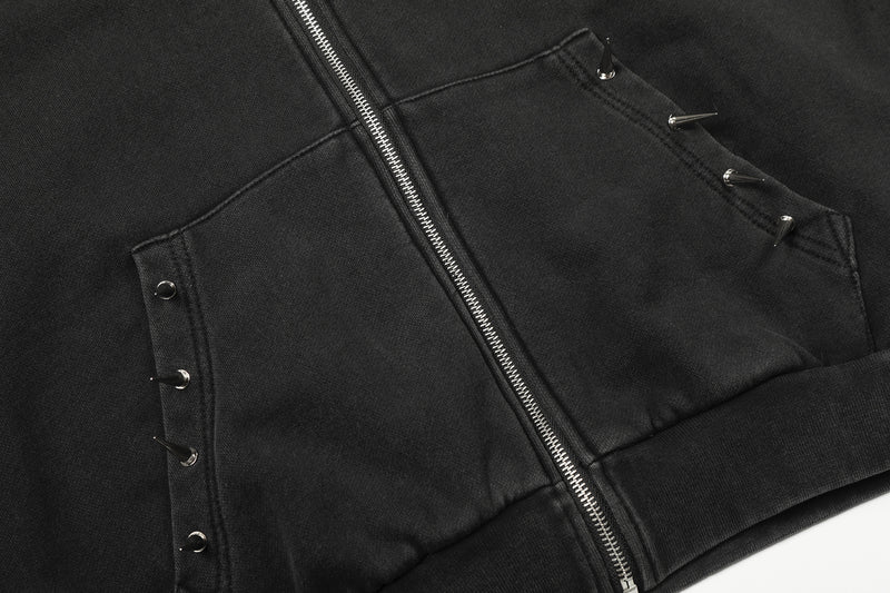 Hoodie noir zippé avec pointes métalliques et fini délavé — Streetwear heavy metal