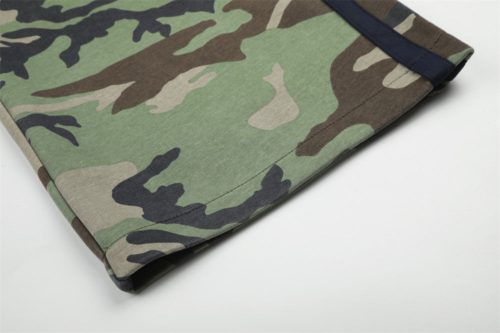 Pantalon de survêtement camouflage homme à jambes larges avec bandes latérales et écusson emblème