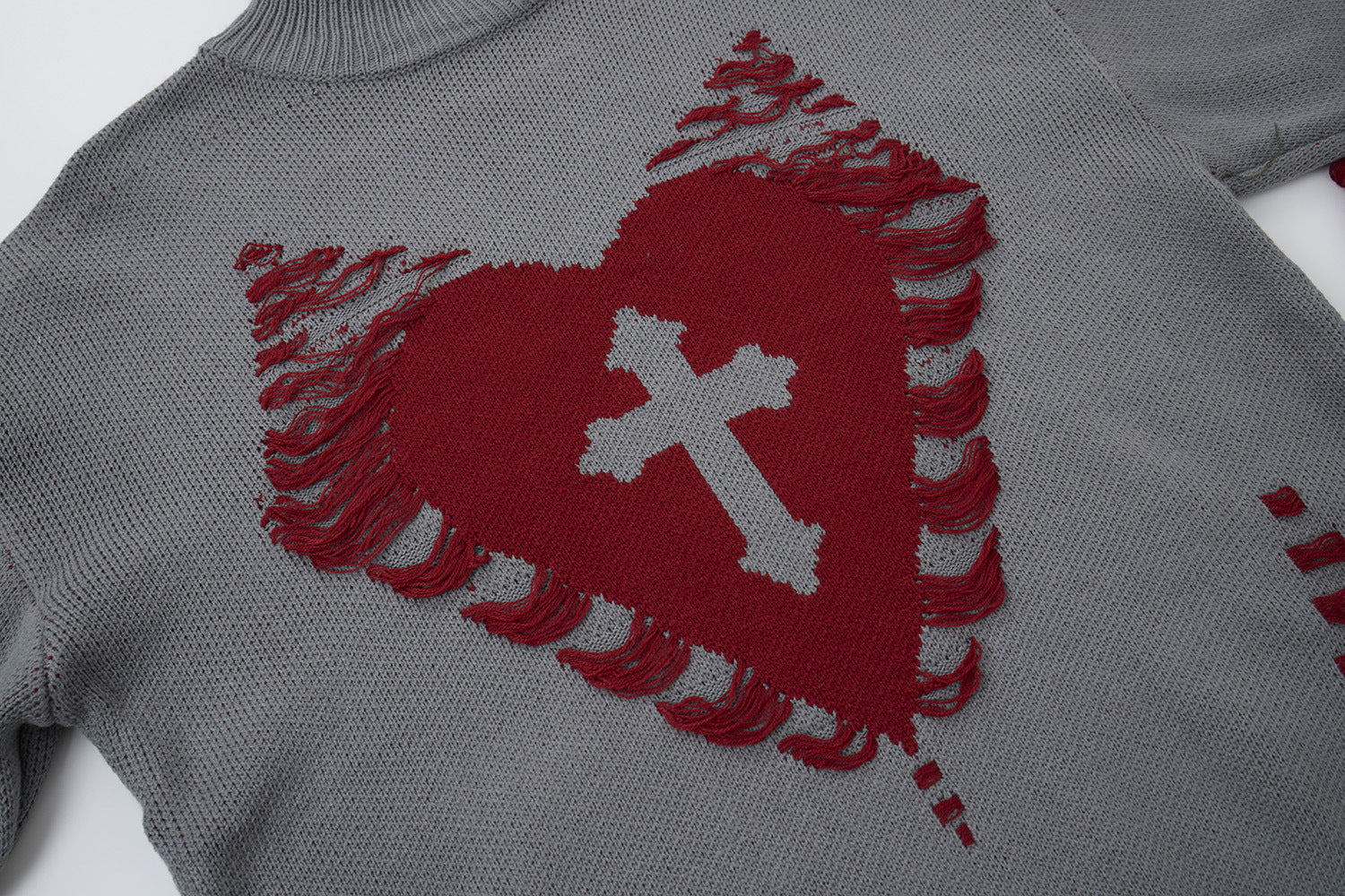 Pull à col montant Cross Heart en maille délavée – Jacquard gothique sombre à franges