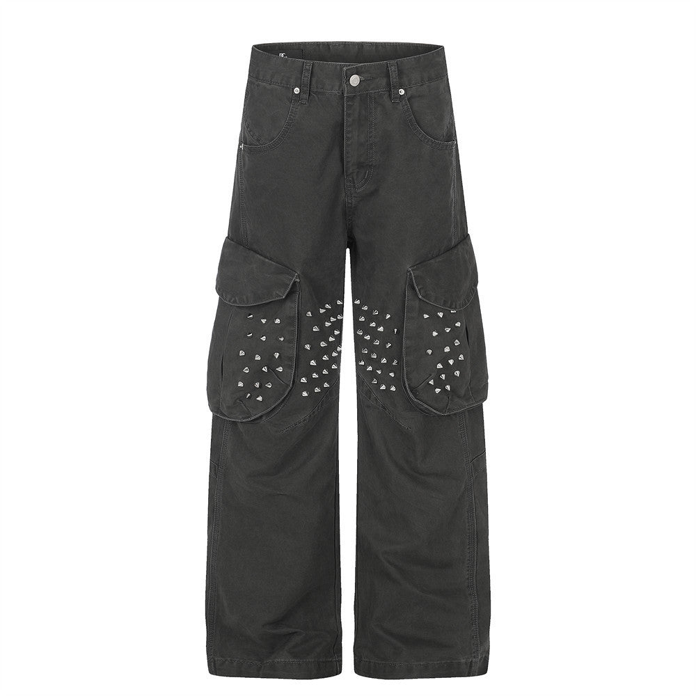 Pantalon cargo homme gris délavé à jambes larges, avec rivets coniques sur les grandes poches cargo des cuisses, vue de face et de dos