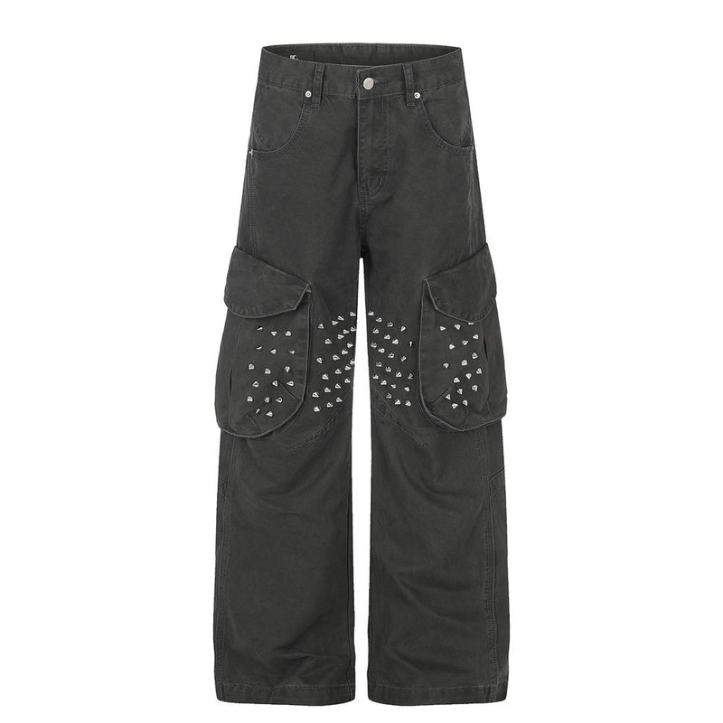 Pantalon cargo homme gris délavé à jambes larges, avec rivets coniques sur les grandes poches cargo des cuisses, vue de face et de dos