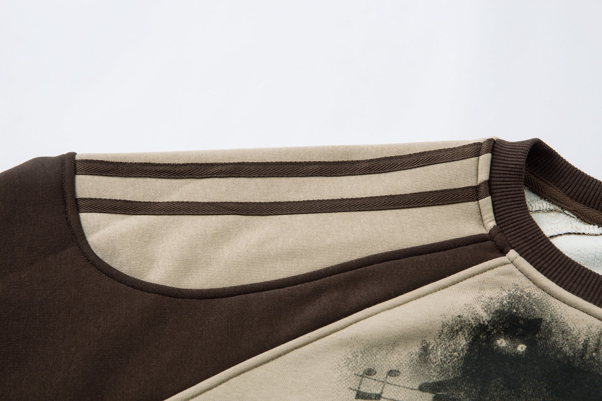 Sweat-shirt motif chat en smoking avec imprimé note de musique et manches raglan color block