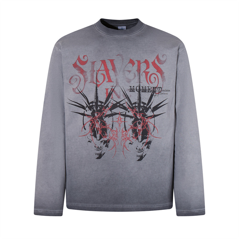 Oversized-Langarmshirt für Herren in verwaschenem Grau mit dunklem Totenkopf- und rotem Tribal-Grafikprint auf der Vorderseite