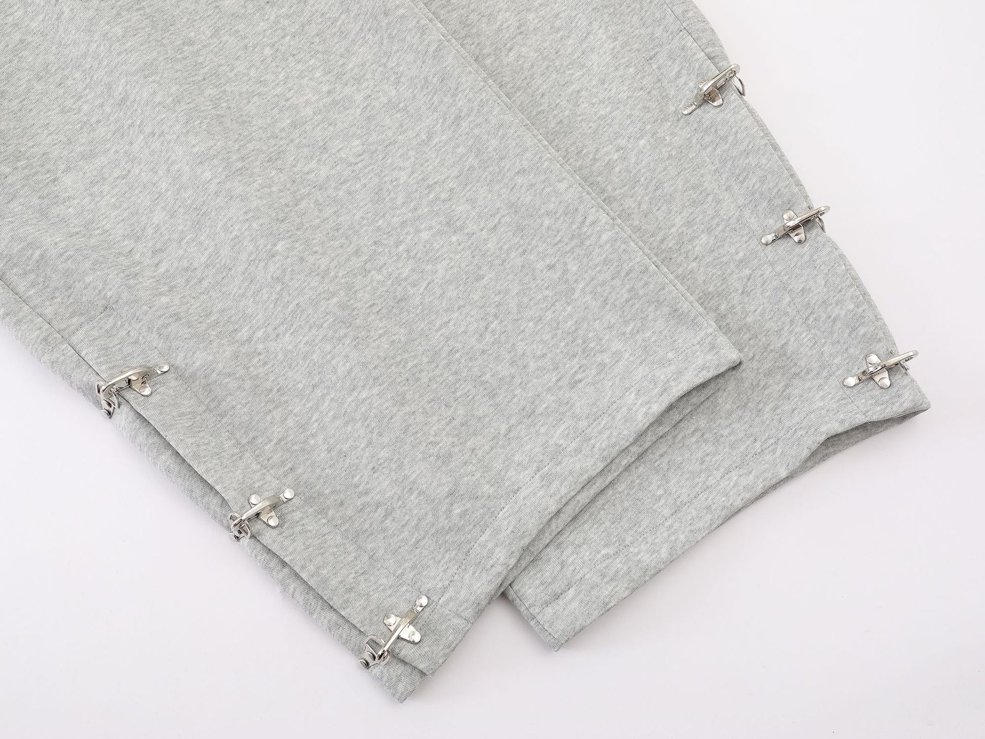 Pantalon de survêtement à jambes larges avec graphisme graffiti et ourlet orné de détails métalliques