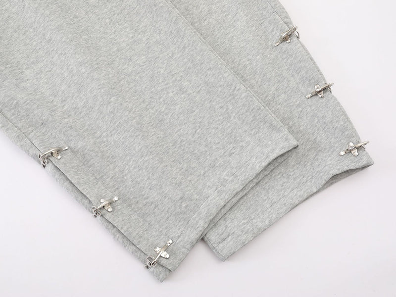 Pantalon de survêtement à jambes larges avec graphisme graffiti et ourlet orné de détails métalliques