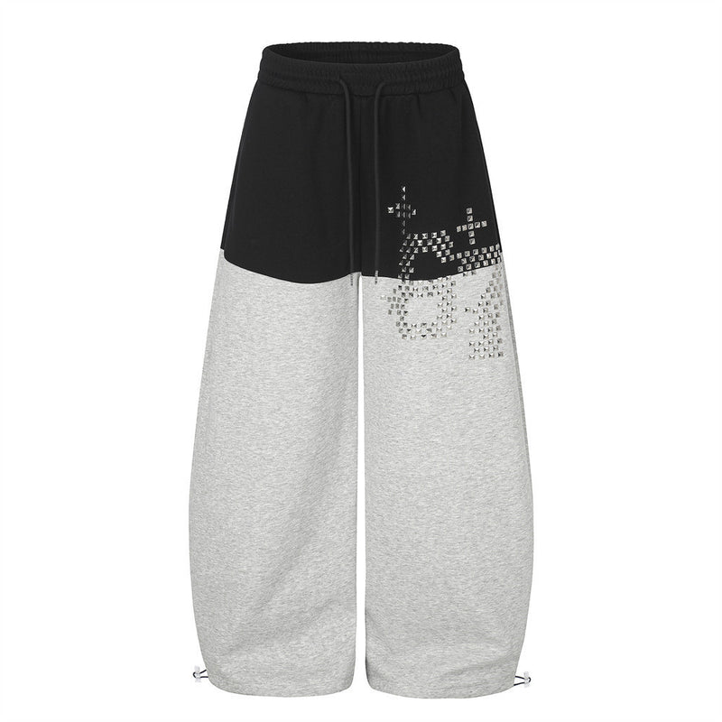 Pantalones de Chándal de Pierna Ancha con Bloques de Color y Detalles Gráficos de Tachuelas Plateadas