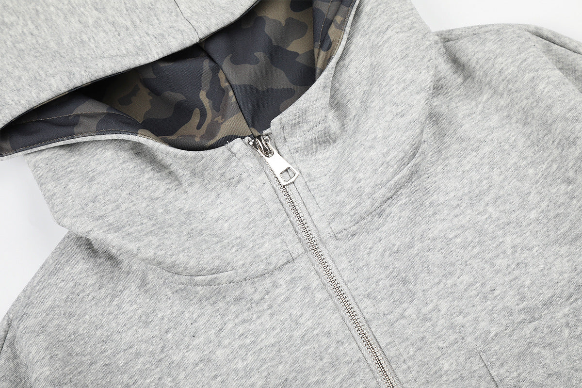 Sweat à capuche zippé avec écusson croix clouté et doublure camouflage