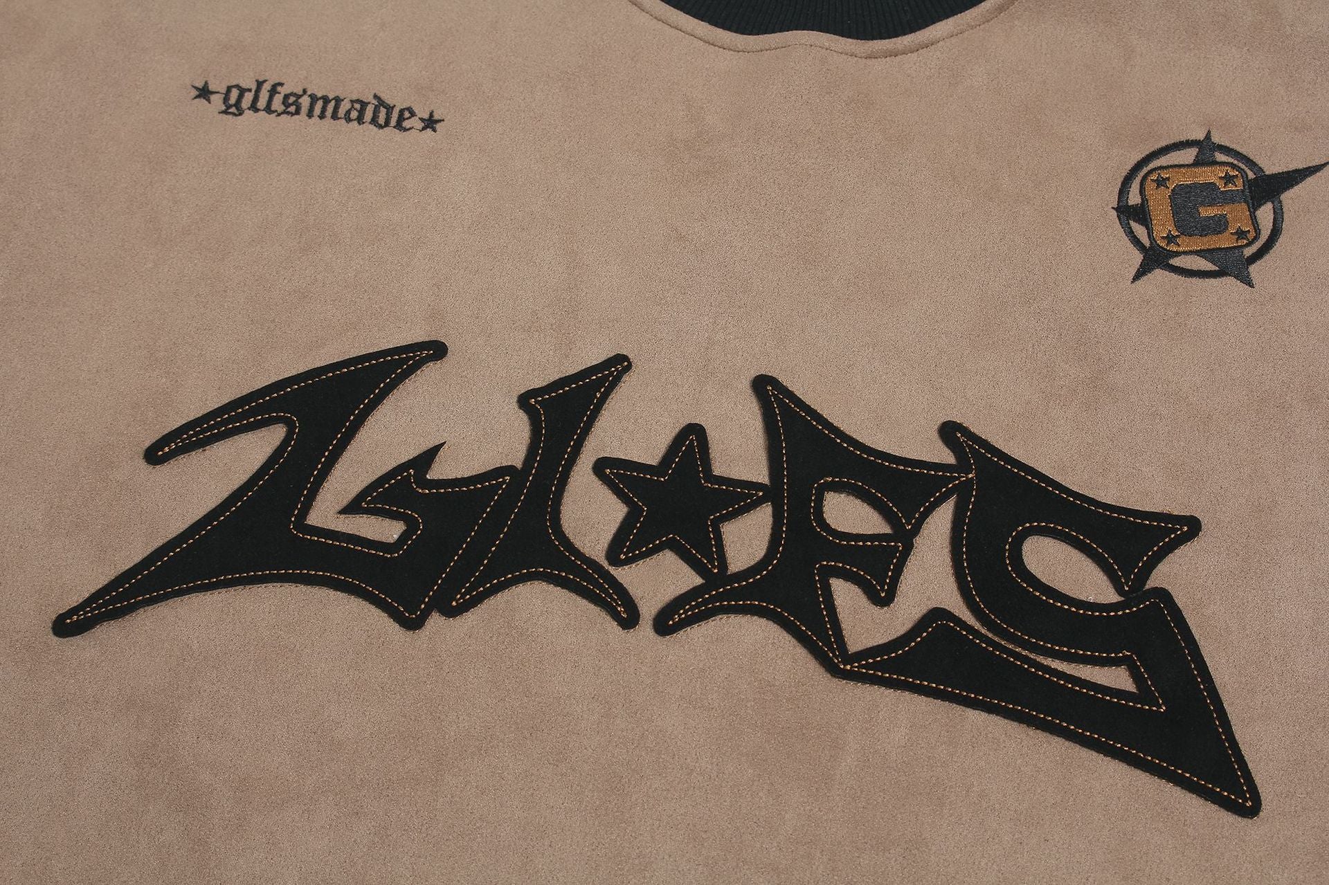 Langarmshirt aus velourslederartigem Material im Colorblock-Design mit Graffiti-Patch-Logo