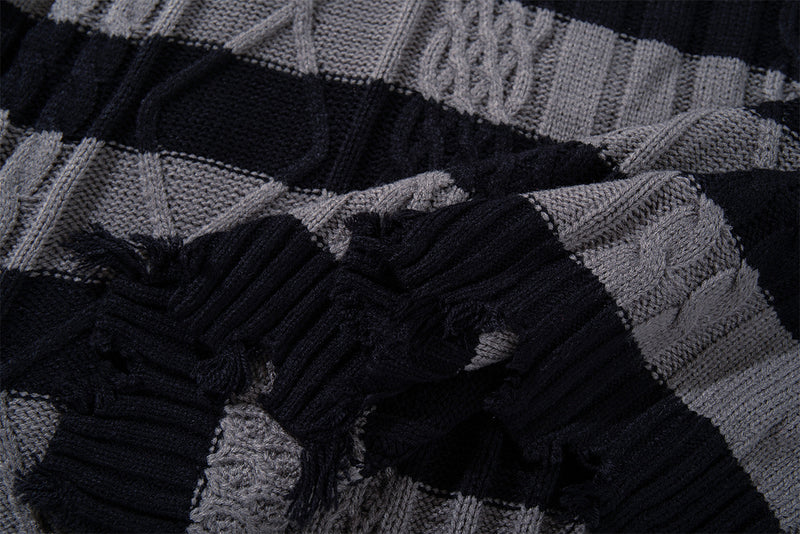 Pull en maille torsadée rayé aux bords effilochés et usés