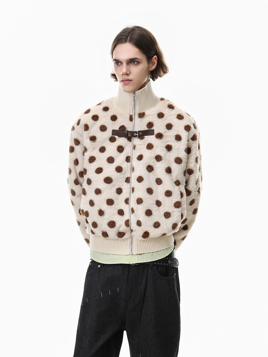 Oversize-Bomberjacke aus cremefarbenem Kunstlammfell mit braunem Tupfenprint und Lederschnallenverschluss, zu einer dunklen Wide-Leg-Jea