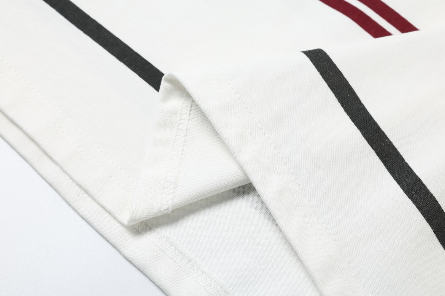 T-shirt oversize rayé à manches longues et col cheminée – Rouge et blanc / Noir et bleu