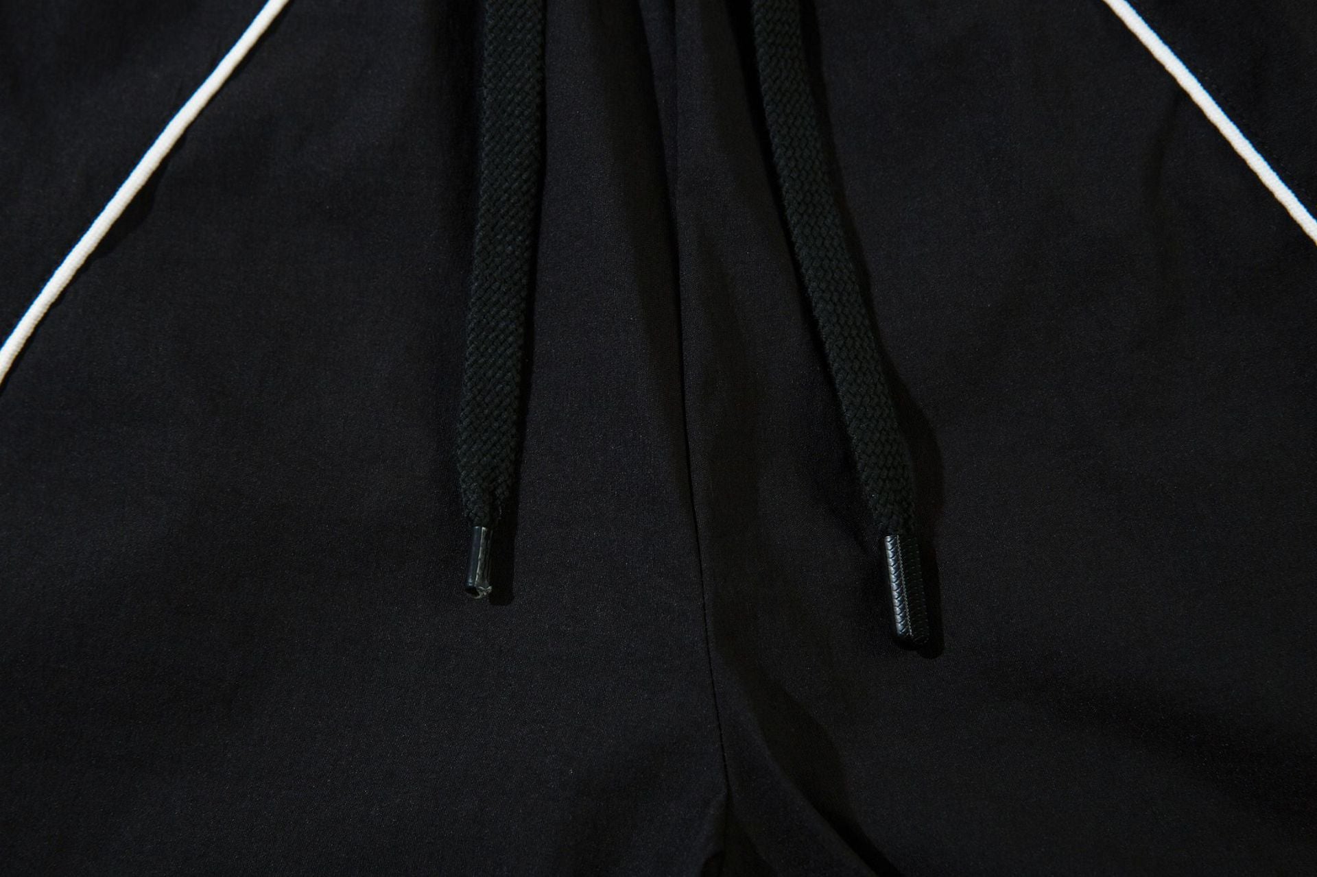 Herren-Trackpants mit kontrastierender Paspel und Colorblock-Seiteneinsätzen