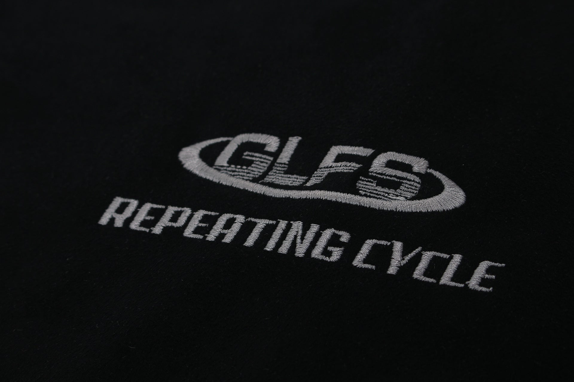 GLFS Colorblock-Langarmshirt mit wiederkehrendem Zyklusmotiv – Streetwear mit Kontrasteinsätzen