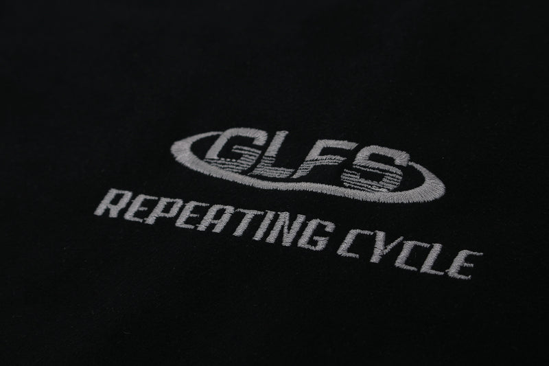 GLFS Colorblock-Langarmshirt mit wiederkehrendem Zyklusmotiv – Streetwear mit Kontrasteinsätzen