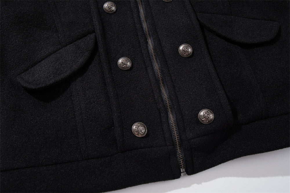 Chaqueta corta negra de estilo militar para hombre con botones metálicos cruzados