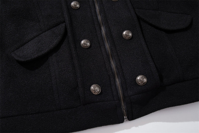 Chaqueta corta negra de estilo militar para hombre con botones metálicos cruzados