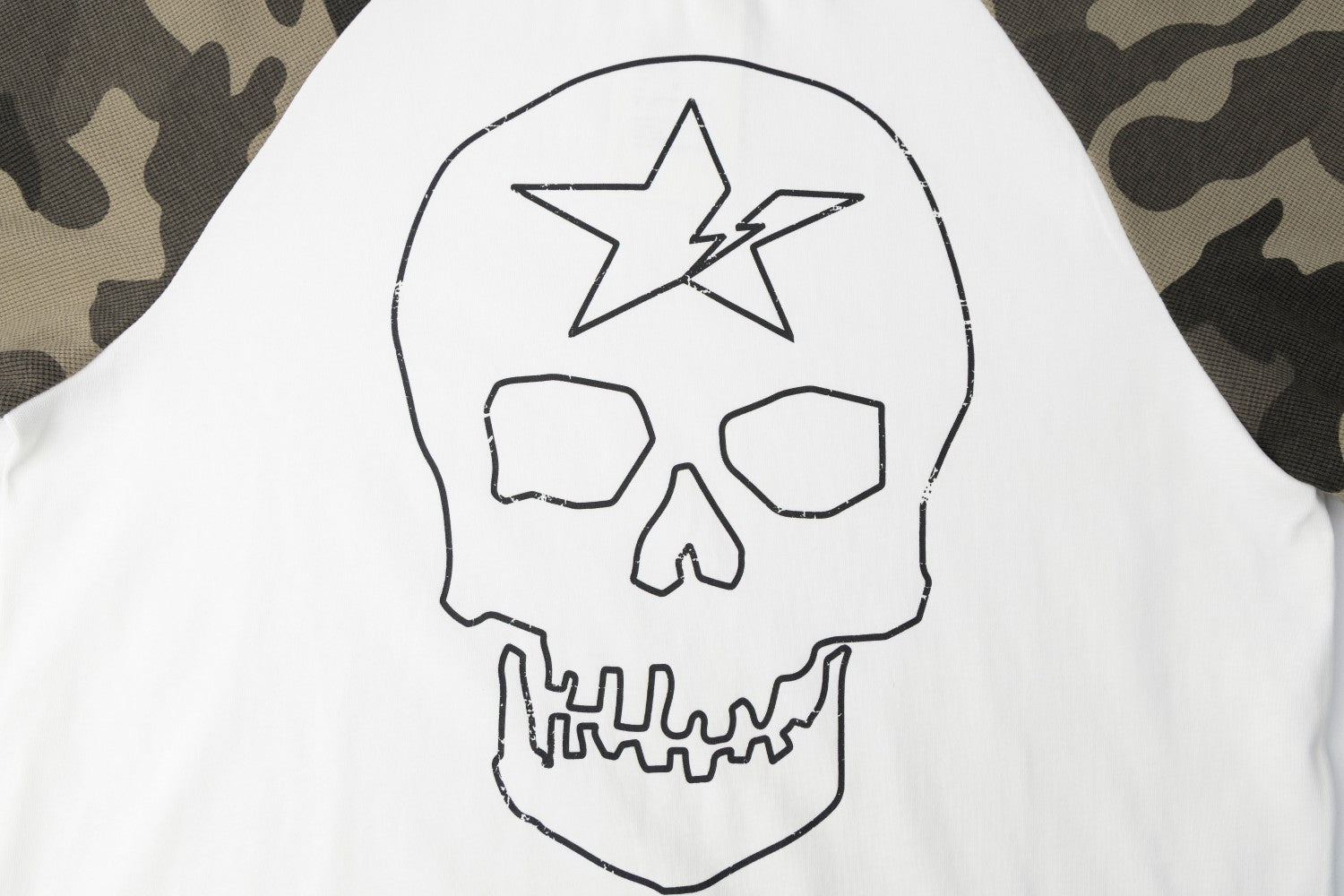 Camiseta raglán gótica de manga larga con camuflaje de calaveras — Camiseta streetwear de cuello redondo