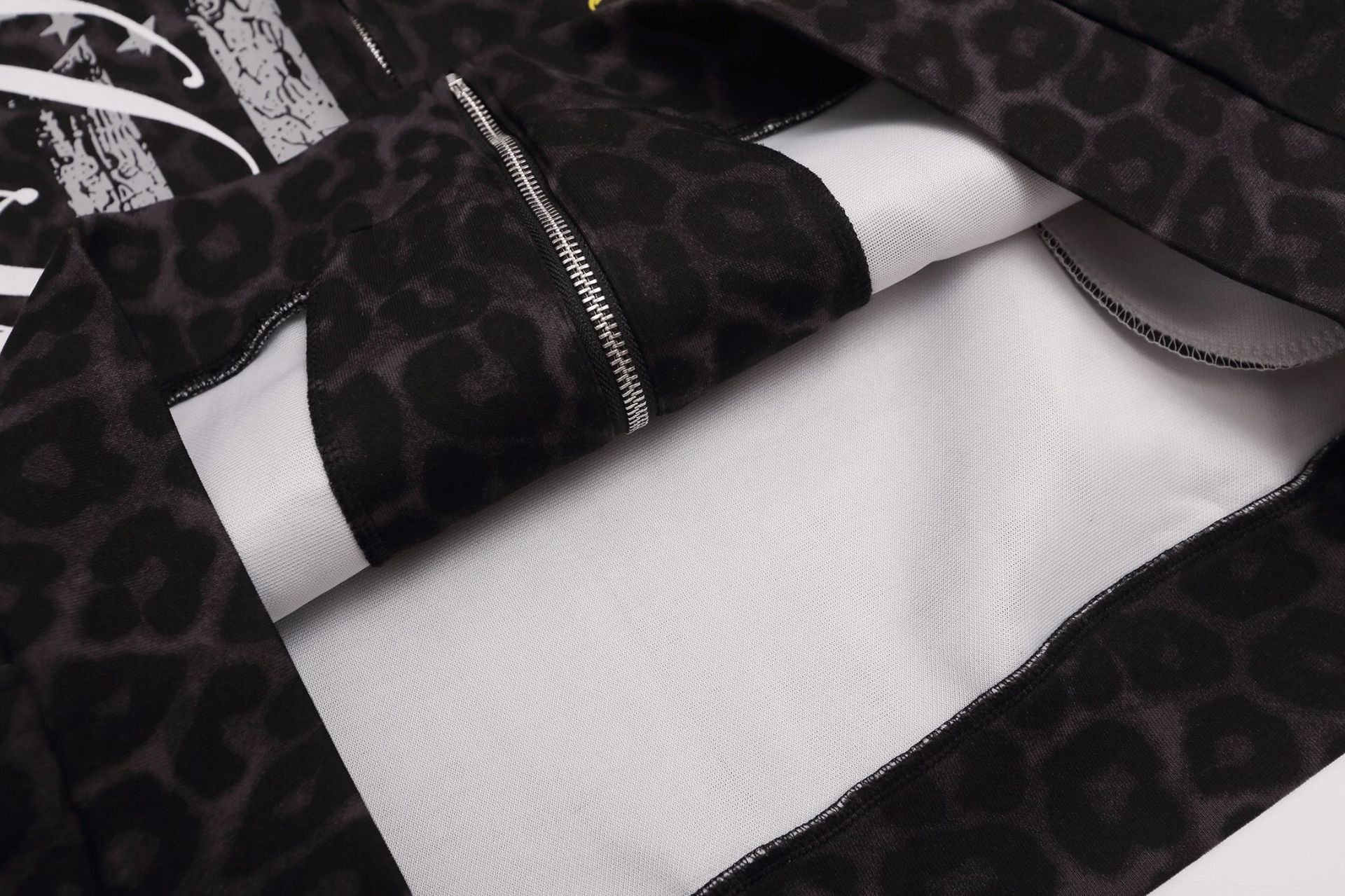 Sweat à capuche zippé léopard avec écusson lion et motif drapeau américain
