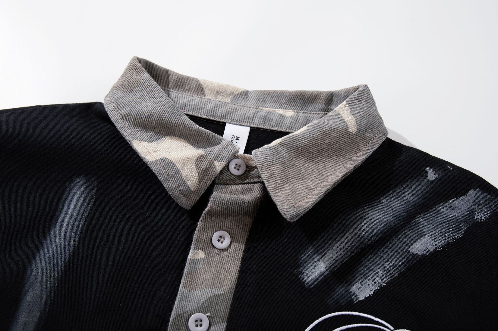 Chemise à manches courtes et col polo – Polo graffiti patchwork camouflage avec pinceau