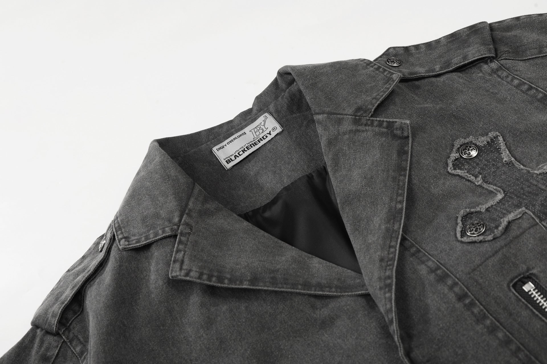 Veste biker en denim délavé avec écusson croix et rivets – Gris anthracite