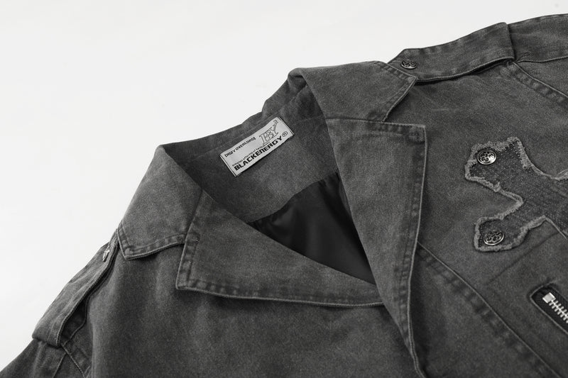 Veste biker en denim délavé avec écusson croix et rivets – Gris anthracite
