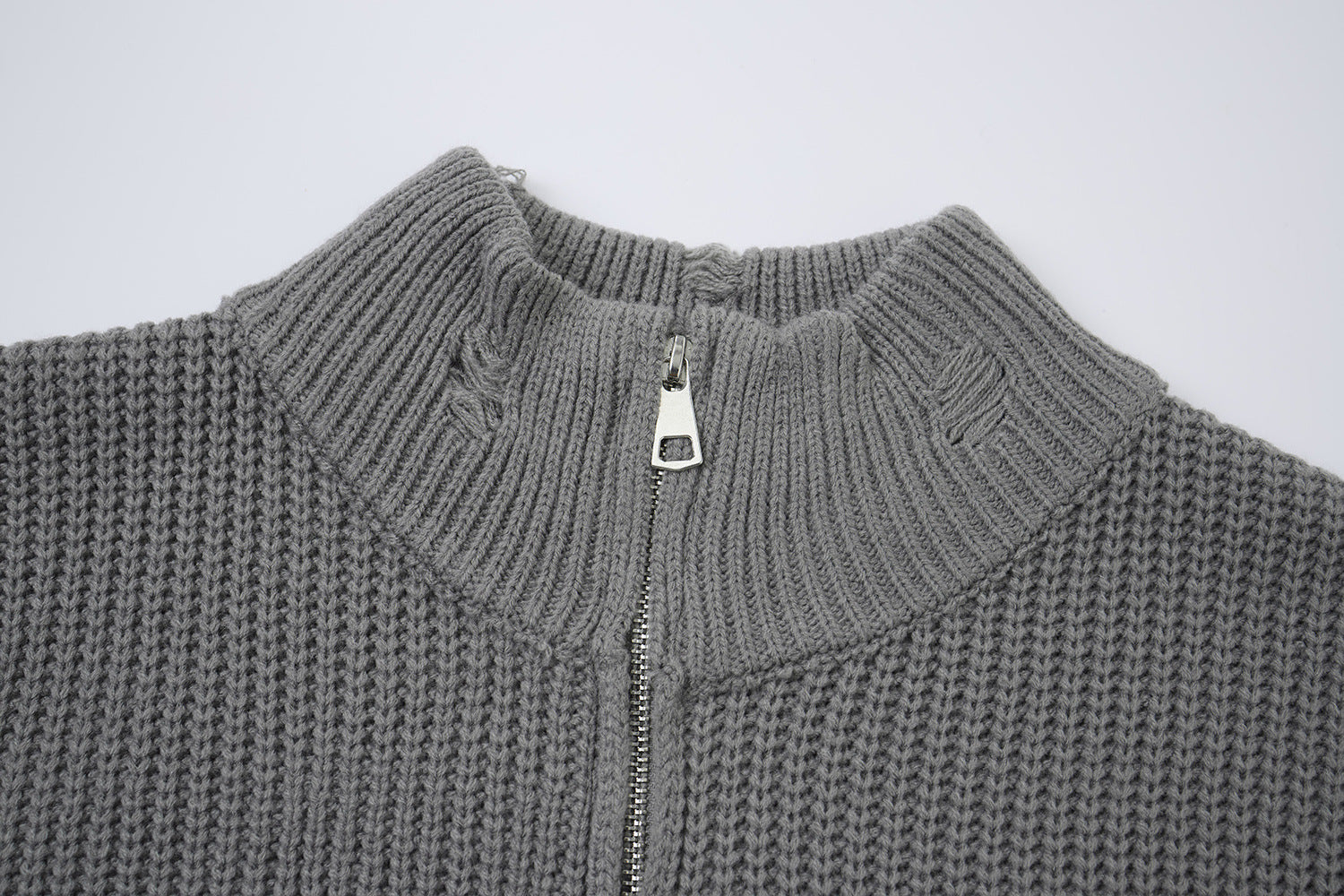 Pull col montant zippé en maille gothique à croix imprimée et effet usé