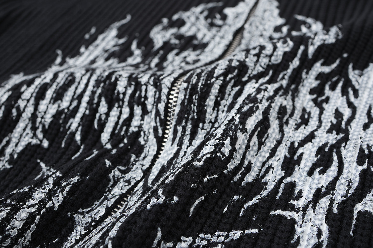 Pull zippé en maille à motif gothique – Col montant punk sombre Abyss Whisper