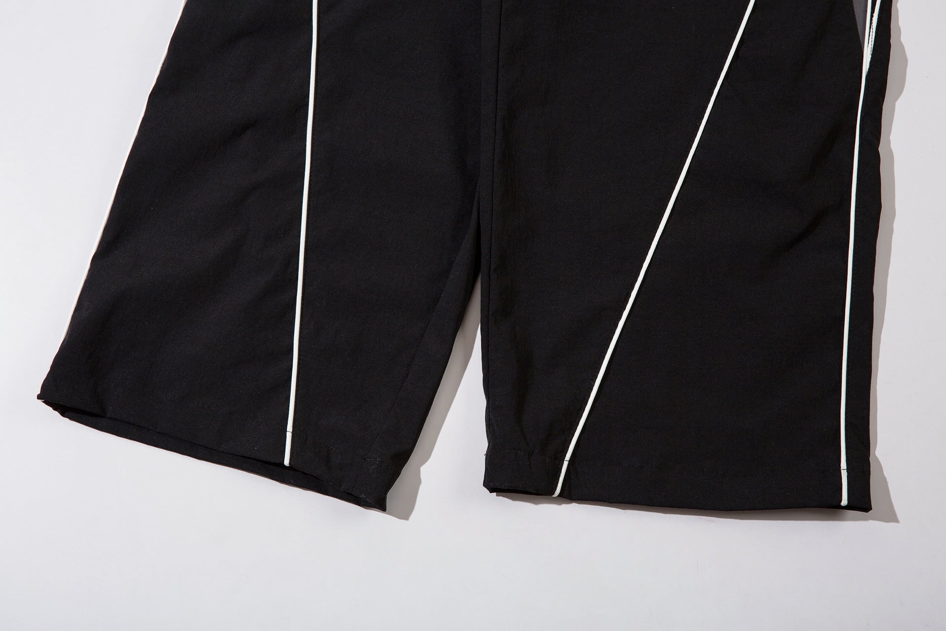 Herren-Trackpants mit kontrastierender Paspel und Colorblock-Seiteneinsätzen