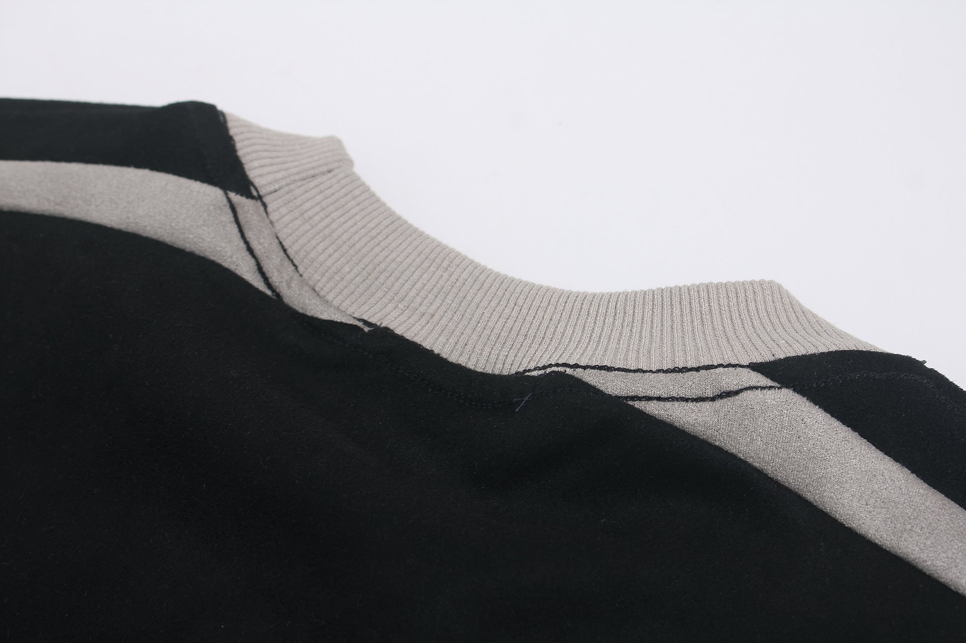 Langarmshirt aus velourslederartigem Material im Colorblock-Design mit Graffiti-Patch-Logo