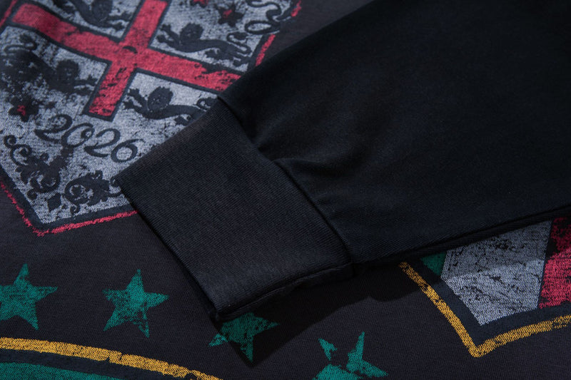 Tee-shirt graphique à manches longues imitation deux pièces – Imprimé écusson rétro streetwear