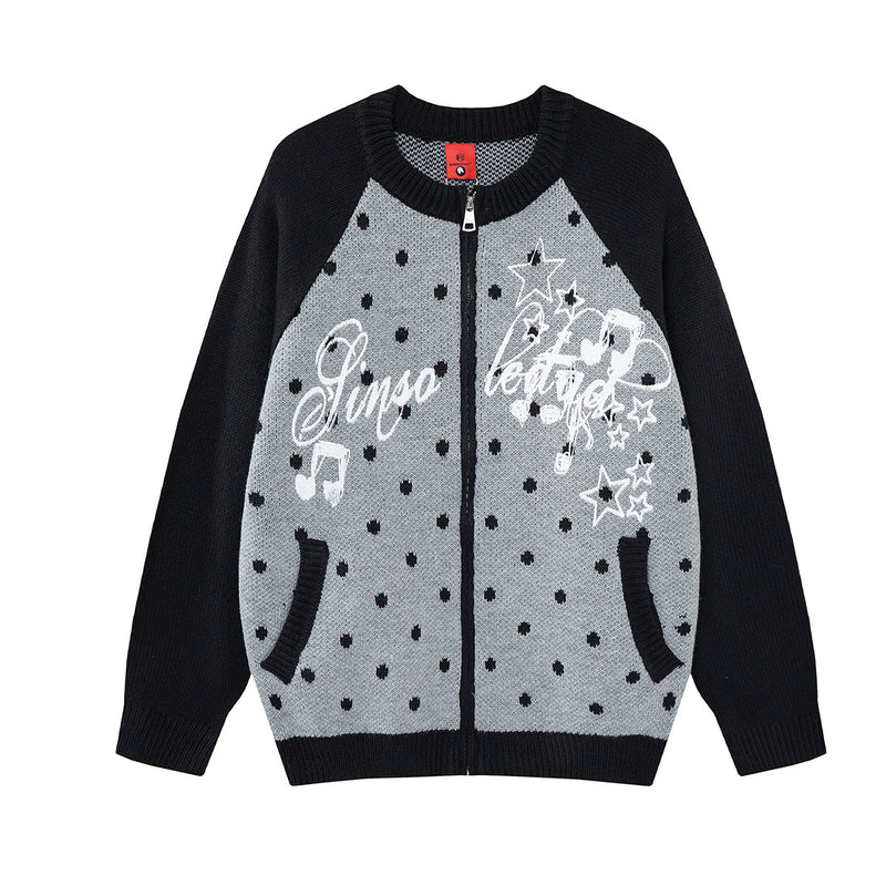 Cardigan zippé bicolore en maille à pois, motif étoile et inscription cursive sur la poitrine, présenté en bleu et noir