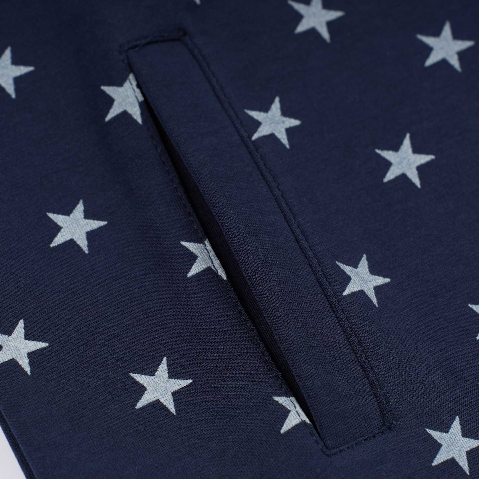 Chaqueta Deportiva con Estrellas – Cremallera Completa, Cuello Alto y Rayas Laterales