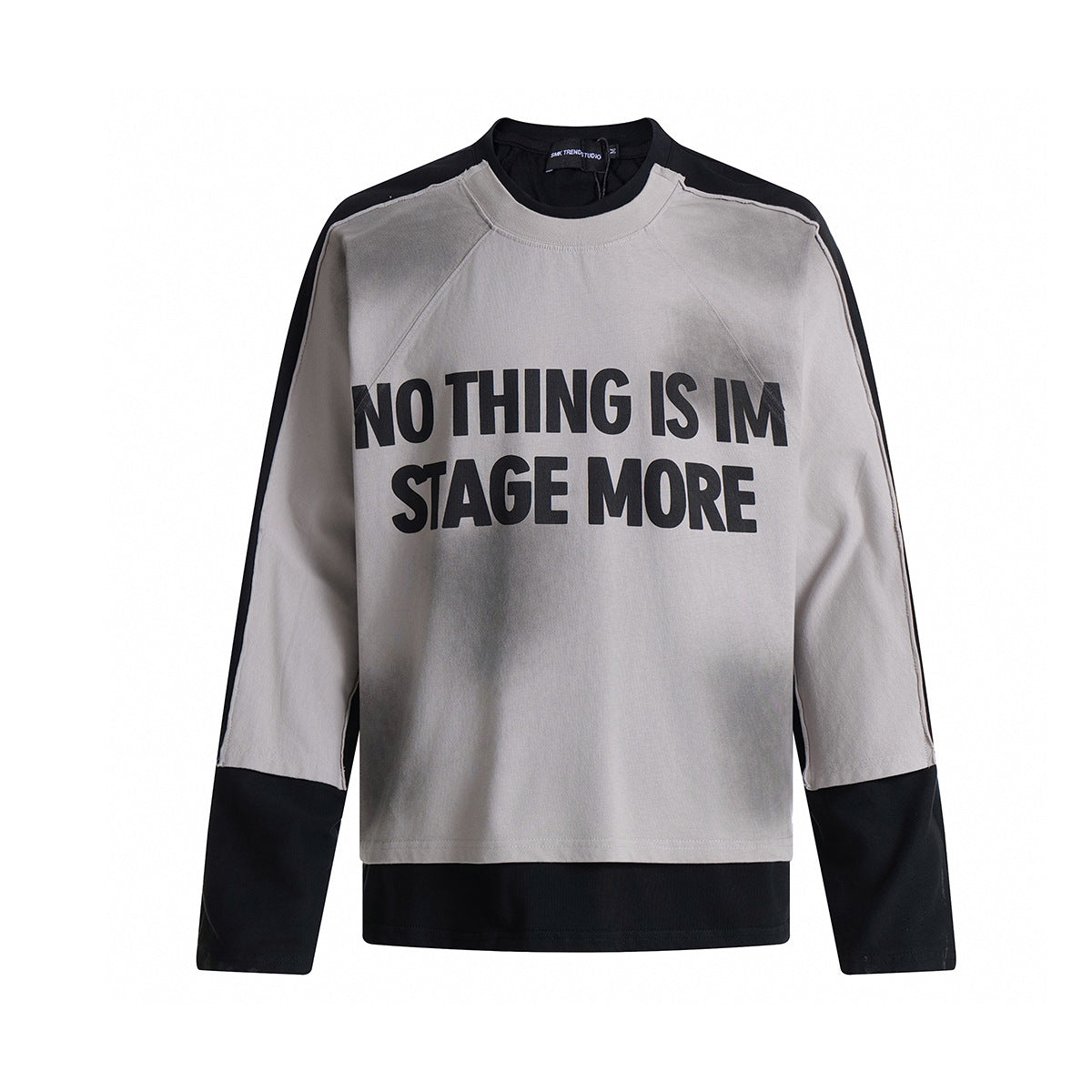 Chemise oversize à manches longues gris et noir color block, avec grand imprimé graphique sur le devant et logo Ok au dos