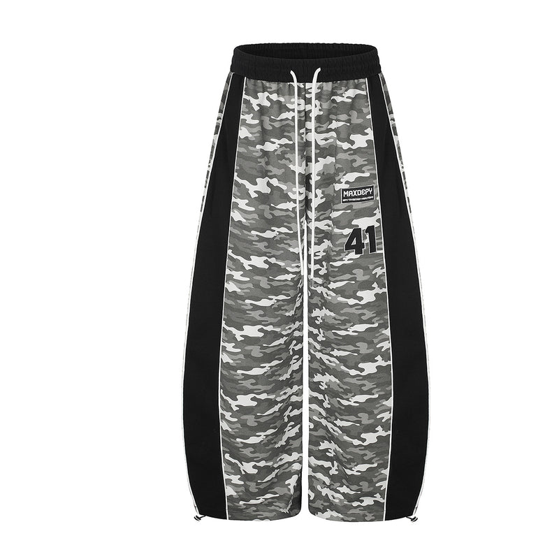 Pantalon de survêtement camouflage gris à jambes larges avec empiècements latéraux noirs et écusson numéro 41, vues de face et de dos