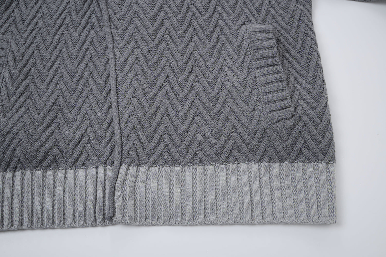 Cardigan en maille torsadée chevrons avec col châle et poches avant