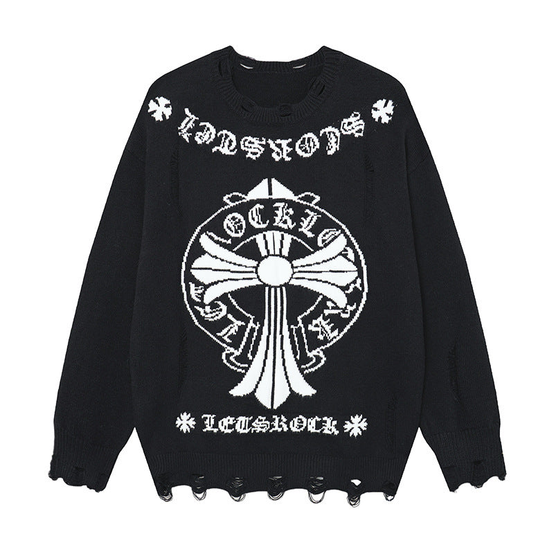 Pull oversize en maille jacquard noir à motif croix gothique, effet usé, lettrage old English et détail d'anneaux métalliques à l'ourlet