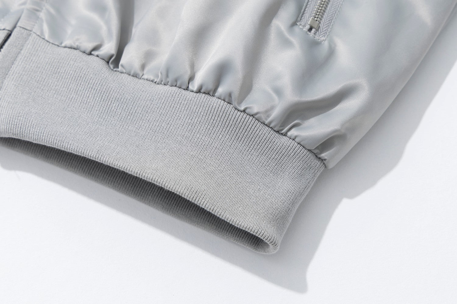 Blouson bomber satiné brodé à col montant et bandes léopard